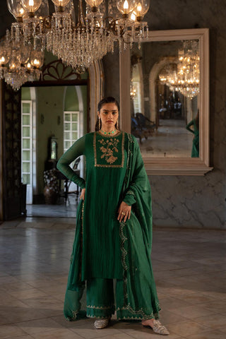 Ahiliya Emerald Green Indian Kurta Set designed by Paulmi and Harsh. A perfect Indian wear for celebration, diwali night, festivities, parties and weddings.