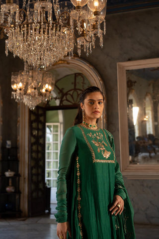 The side look of the Ahiliya Emerald Green kurta Set highlighted with anar motifs using antique gold handwork.