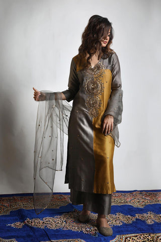 Featuring a straight Kurta embroidered with our 4 tiered Chakra motifs. Paired with matching Wide legged Pants and an embroidered Dupatta.