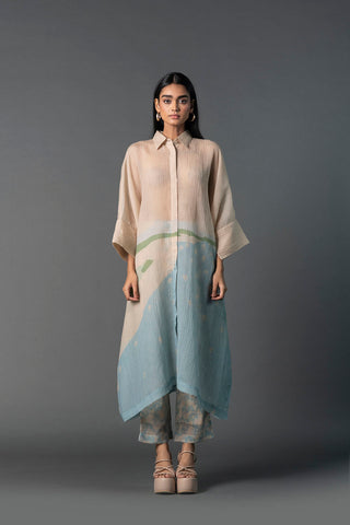 A-line raglan sleeves with contrast print pants gives a soothing silhouette with utmost sophisticated look. Casual wear, resort, summer holidays, brunch, soiree, Modern ethnic kurta set for women. Designed by Clos.