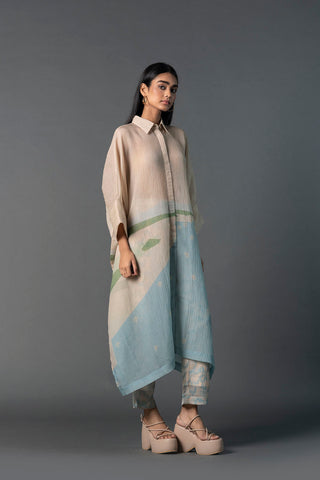 Model wearing A-line raglan sleeves with contrast print pants gives a soothing silhouette with utmost sophisticated look. Casual wear, resort, summer holidays, brunch, soiree, Modern ethnic kurta set for women.