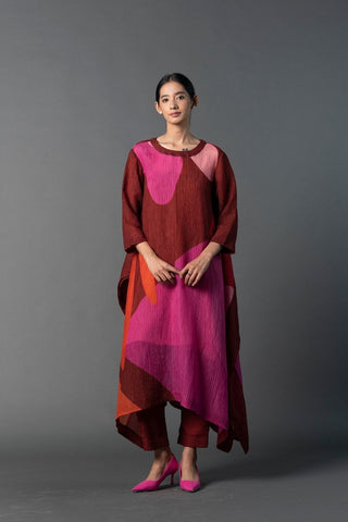 With open neck and raglan sleeves this ensemble created a balance with it’s a line cut. Paired with pants in contemporary floral print designed by  Clos.
