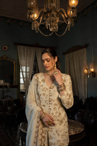 A model is posing for close up look of the dupatta and kurta.