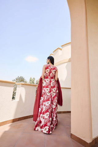 Model posing fro the back to show the floral print plazzo dress