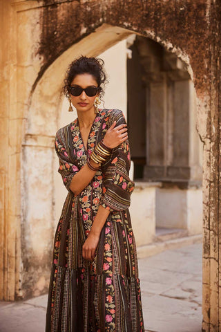 A kaftan set in black pretty florals, perfect for your modern day celebrations. It features statement hand embroidered borders and it is crafted from flowy habutai silk fabric. It is comes with a solid black slip. Style it with classy heels and a pair of gold earrings.